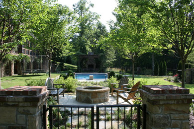 Cette photo montre un très grand jardin sur cour chic avec une exposition ombragée et des pavés en pierre naturelle.