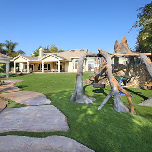 Photo of a contemporary landscaping in Orange County.
