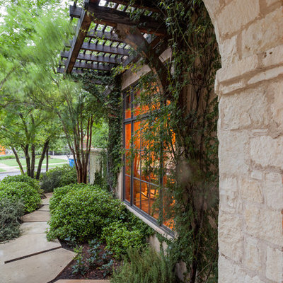 Inspiration for a mediterranean front yard landscaping in Dallas.