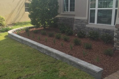Design ideas for a mid-sized front yard landscaping in Orlando.