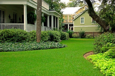 Design ideas for a mid-sized traditional full sun front yard landscaping in Tampa for summer.