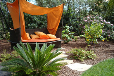 Imagen de jardín contemporáneo grande en patio trasero con exposición parcial al sol, mantillo, jardín francés y huerto