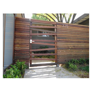 Panels framed in redwood & recycled redwood horizontal fence - Modern ...