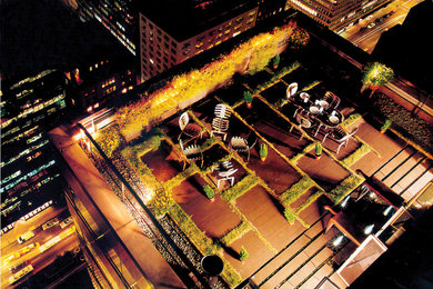 ニューヨークにある高級な中くらいなコンテンポラリースタイルのおしゃれな庭 (日向、コンクリート敷き	) の写真