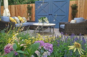 Imagen de jardín campestre de tamaño medio en patio trasero con jardín francés, fuente, exposición total al sol y adoquines de piedra natural