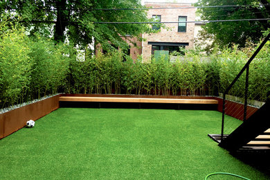 Réalisation d'un jardin arrière minimaliste de taille moyenne avec une exposition partiellement ombragée.