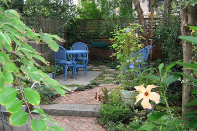 Kleiner, Schattiger, Geometrischer Klassischer Garten hinter dem Haus mit Pflastersteinen in Washington, D.C.