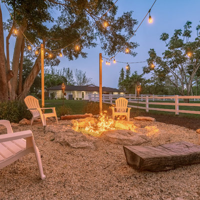 Inspiration for a farmhouse gravel landscaping in Miami with a fire pit.