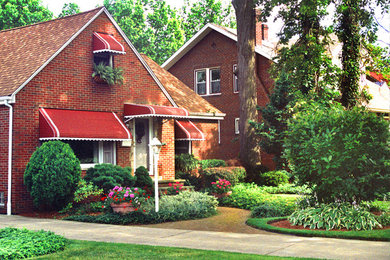 Design ideas for a traditional landscaping in Cleveland.