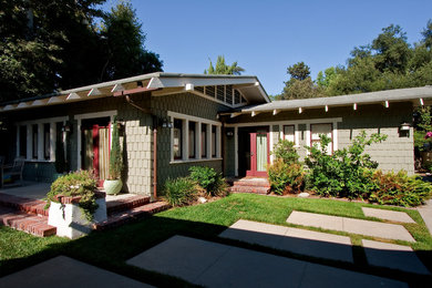 Ispirazione per un giardino stile americano esposto a mezz'ombra di medie dimensioni e dietro casa con un ingresso o sentiero e pavimentazioni in cemento