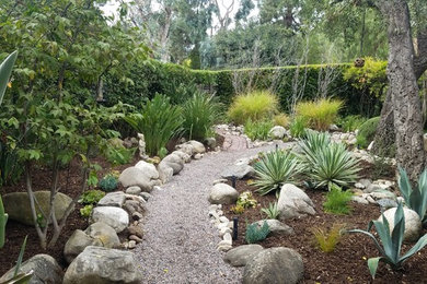 Inspiration for a transitional landscaping in Los Angeles.