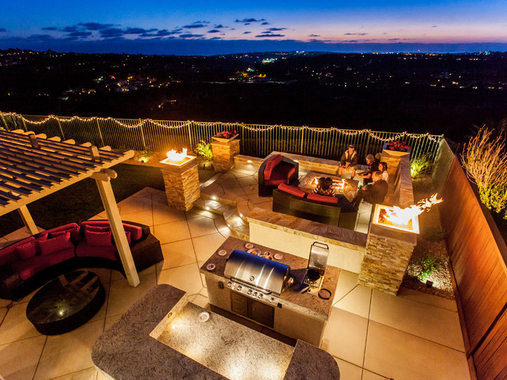 Design ideas for a mid-sized coastal full sun backyard stone landscaping.