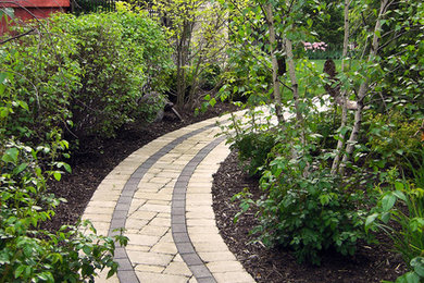 Ejemplo de camino de jardín clásico renovado de tamaño medio en verano en patio trasero con exposición reducida al sol y adoquines de hormigón