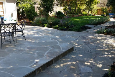 На фото: тенистый, весенний регулярный сад среднего размера на заднем дворе в стиле модернизм с покрытием из каменной брусчатки с