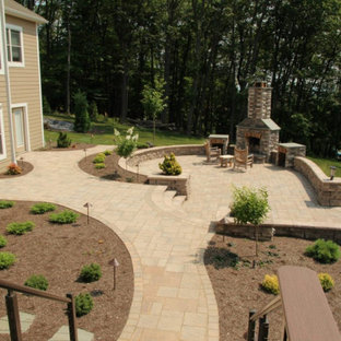 Geräumige Klassische Gartenkamin hinter dem Haus mit direkter Sonneneinstrahlung und Betonplatten in Seattle
