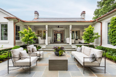 Imagen de patio clásico renovado grande sin cubierta en patio con fuente y adoquines de piedra natural