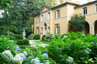 Foto de camino de jardín clásico en verano en patio delantero con jardín francés y exposición parcial al sol