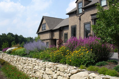 Inspiration for a traditional side yard landscaping in Columbus.