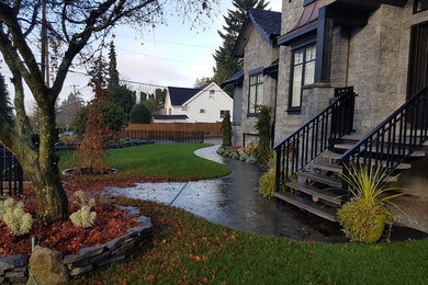 Inspiration for a large transitional front yard landscaping in Vancouver.