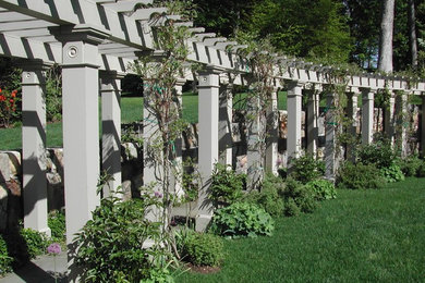 Idéer för en mellanstor klassisk trädgård i full sol på våren, med en trädgårdsgång och marksten i betong