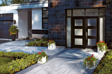 На фото: большой солнечный, летний регулярный сад на переднем дворе в современном стиле с хорошей освещенностью, садовой дорожкой или калиткой и покрытием из каменной брусчатки