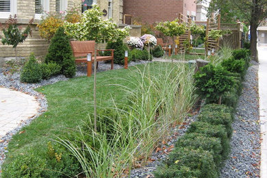 Photo of a traditional landscaping in Toronto.