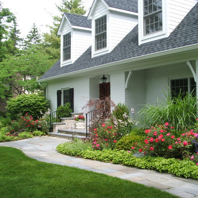 Photo of a traditional front yard stone flower bed in Chicago.