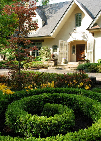 American Traditional Garden by Wheat's Landscape