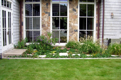 Ejemplo de camino de jardín tradicional de tamaño medio en primavera en patio lateral con exposición total al sol y adoquines de piedra natural