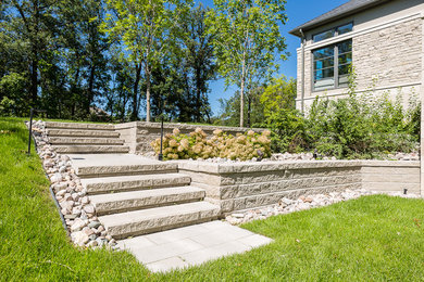 Immagine di un giardino tradizionale esposto in pieno sole di medie dimensioni e dietro casa con un ingresso o sentiero e pavimentazioni in cemento
