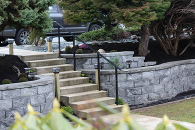 На фото: летний участок и сад среднего размера на переднем дворе в стиле шебби-шик с подпорной стенкой, полуденной тенью и мощением клинкерной брусчаткой