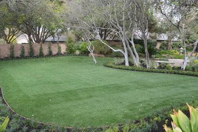 Design ideas for a traditional backyard landscaping in Dallas.