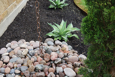 Design ideas for a mid-sized modern partial sun front yard mulch landscaping in Austin.