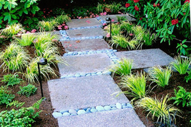 Foto de jardín clásico con exposición reducida al sol y adoquines de ladrillo