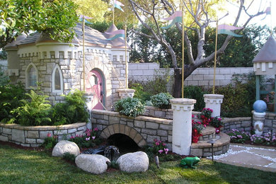 This is an example of a traditional backyard landscaping in Los Angeles.