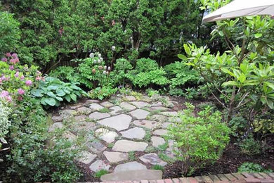Ejemplo de camino de jardín de tamaño medio en patio trasero con adoquines de piedra natural