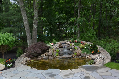 Foto de jardín rural de tamaño medio en patio trasero con estanque, exposición parcial al sol y adoquines de piedra natural
