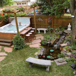 Immagine di un giardino etnico con fontane