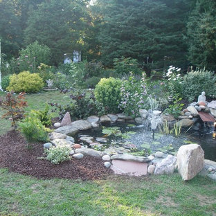 Immagine di un giardino etnico esposto a mezz'ombra di medie dimensioni e dietro casa in primavera con pavimentazioni in pietra naturale