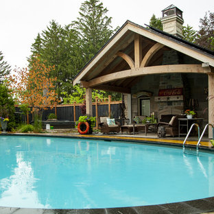 Kleiner Mediterraner Garten im Sommer, hinter dem Haus mit Kamin in Toronto