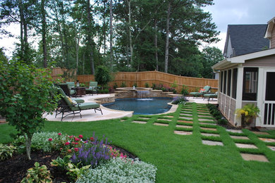 Geometrischer, Mittelgroßer, Halbschattiger Klassischer Garten im Sommer, hinter dem Haus mit Wasserspiel und Natursteinplatten in Atlanta