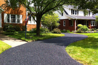 Inspiration for a front yard driveway in Columbus.