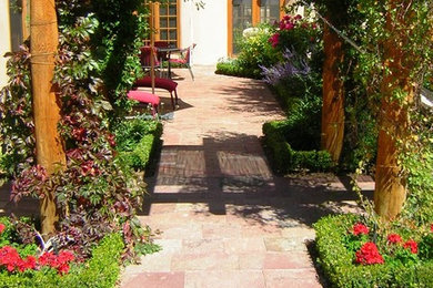 Diseño de camino de jardín clásico de tamaño medio en patio con jardín francés y adoquines de piedra natural