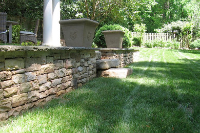 Modelo de camino de jardín clásico de tamaño medio en patio trasero con adoquines de piedra natural y jardín francés