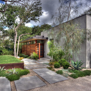 Idee per un giardino contemporaneo davanti casa con pavimentazioni in cemento