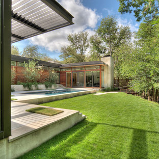 Inspiration for a contemporary backyard landscaping in Austin.