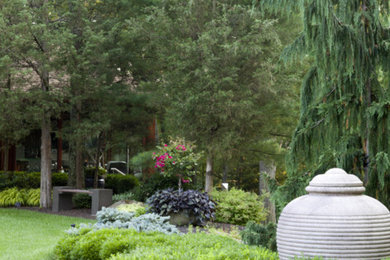 Ejemplo de jardín contemporáneo de tamaño medio en patio trasero con exposición parcial al sol