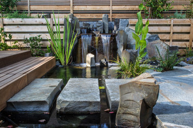 Foto de jardín de estilo zen pequeño en patio trasero con fuente