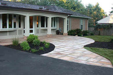 Пример оригинального дизайна: большой весенний участок и сад на переднем дворе в классическом стиле с полуденной тенью и покрытием из каменной брусчатки