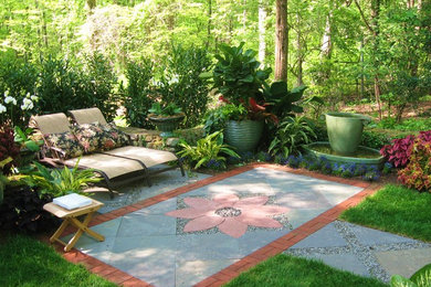 Immagine di un giardino chic in ombra di medie dimensioni e in cortile in primavera con un giardino in vaso e pavimentazioni in cemento